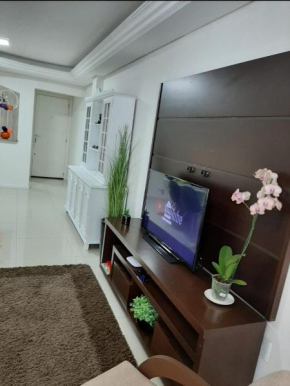 Meia Praia - apartamento com sacada ampla e churrasqueira, próximo a praia e a avenida principal.